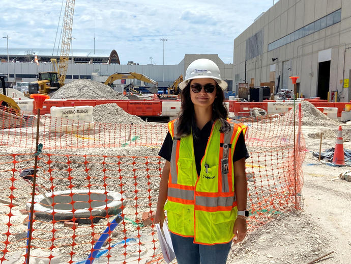 Femme Keller ingénieur sur chantier